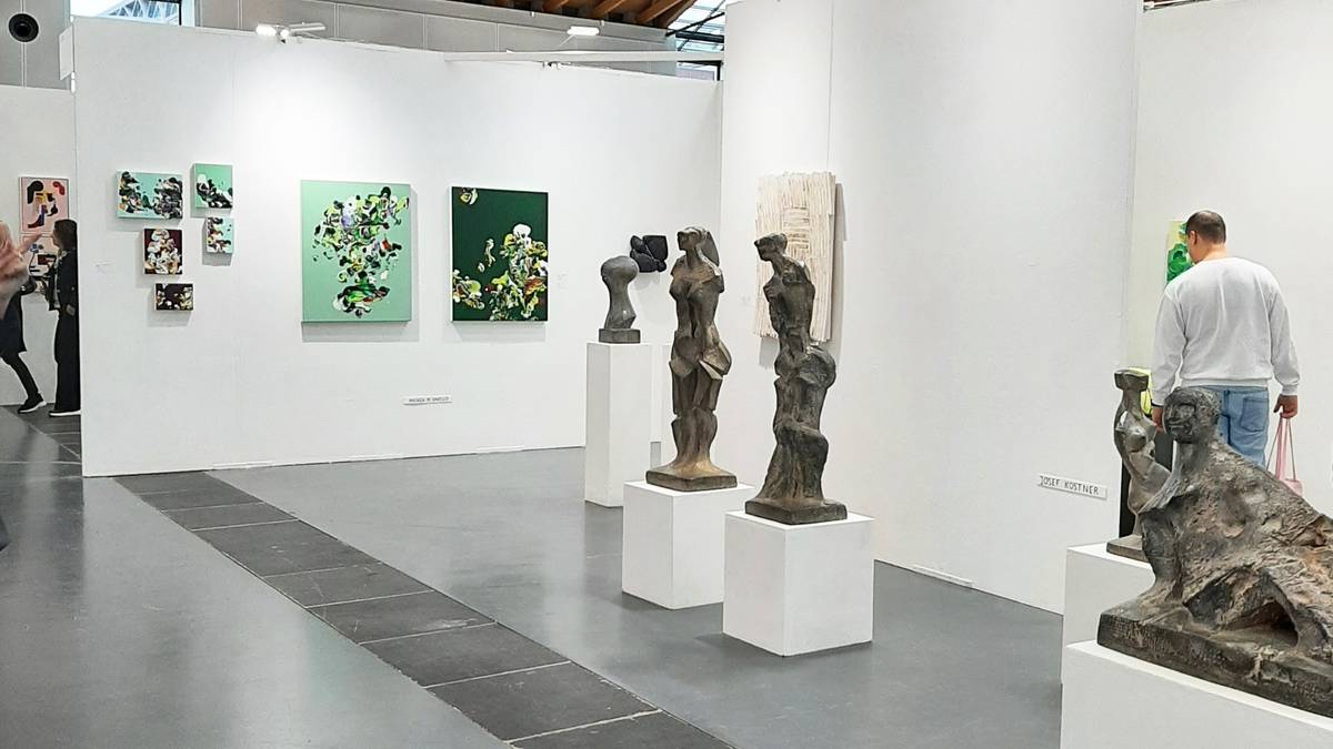 Art Karlsruhe,
Messestand H4/P14 der Art Vijion Gallery, St. Ulrich/Gröden,
Josef Kostner - Skulptur (im Vordergrund),
Andrea M. Varesco - Malerei (im Hintergrund)