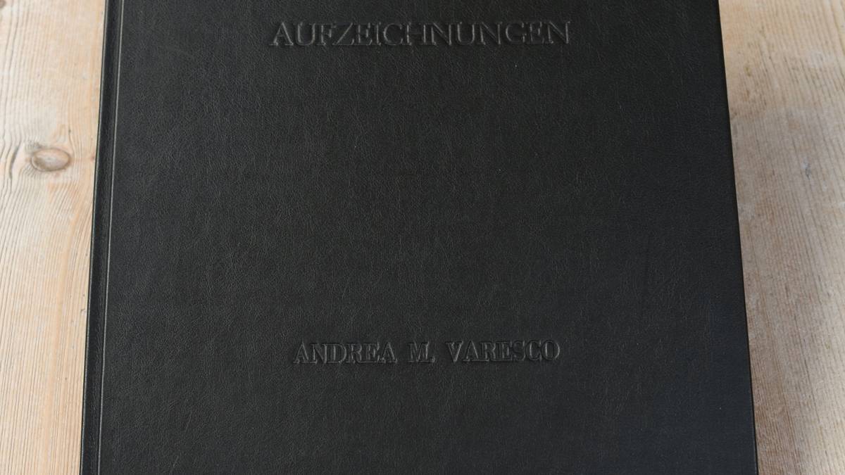Handgefertigtes Künstlerbuch 
in Leder gebunden,
Außenansicht,
Auflage: 7 Exemplare