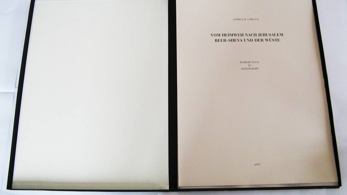 Bibliophile Kassettenedition,
Radierzyklus zu und mit Gedichten von Joseph Kopf,
handgefertigte Kassette,
Innenansicht,
Auflage: 10 Exemplare + E.A. II