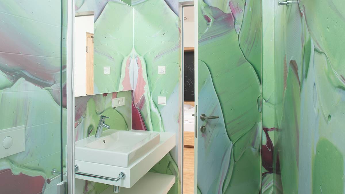 Kunst im Bad,
künstlerische Intervention über den 
gesamten Wandbereich,

Architektur: Feld 72, Wien