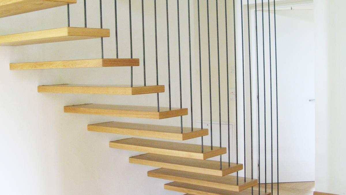 Künstlerische Intervention im Treppenaufgang und Wohnzimmer